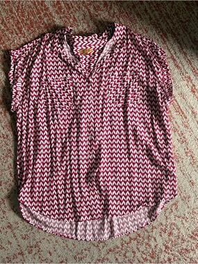 Women's Crimson Chevron V-Neck Short Sleeve Blouse